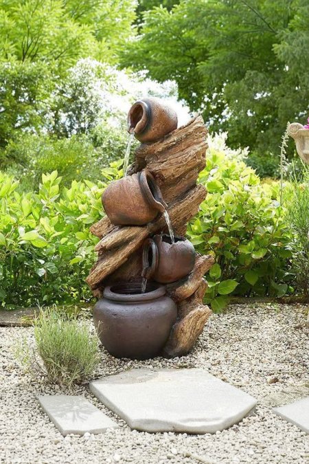 🏺 نافورة الجرار الفخارية المتدرجة على قاعدة خشبية